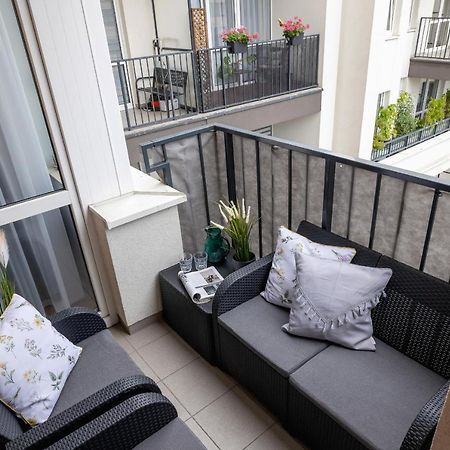 Osiedle Avia Harmonious Apartment With Balcony & Parking Cracow By Renters Prestige Krasków Eksteriør bilde