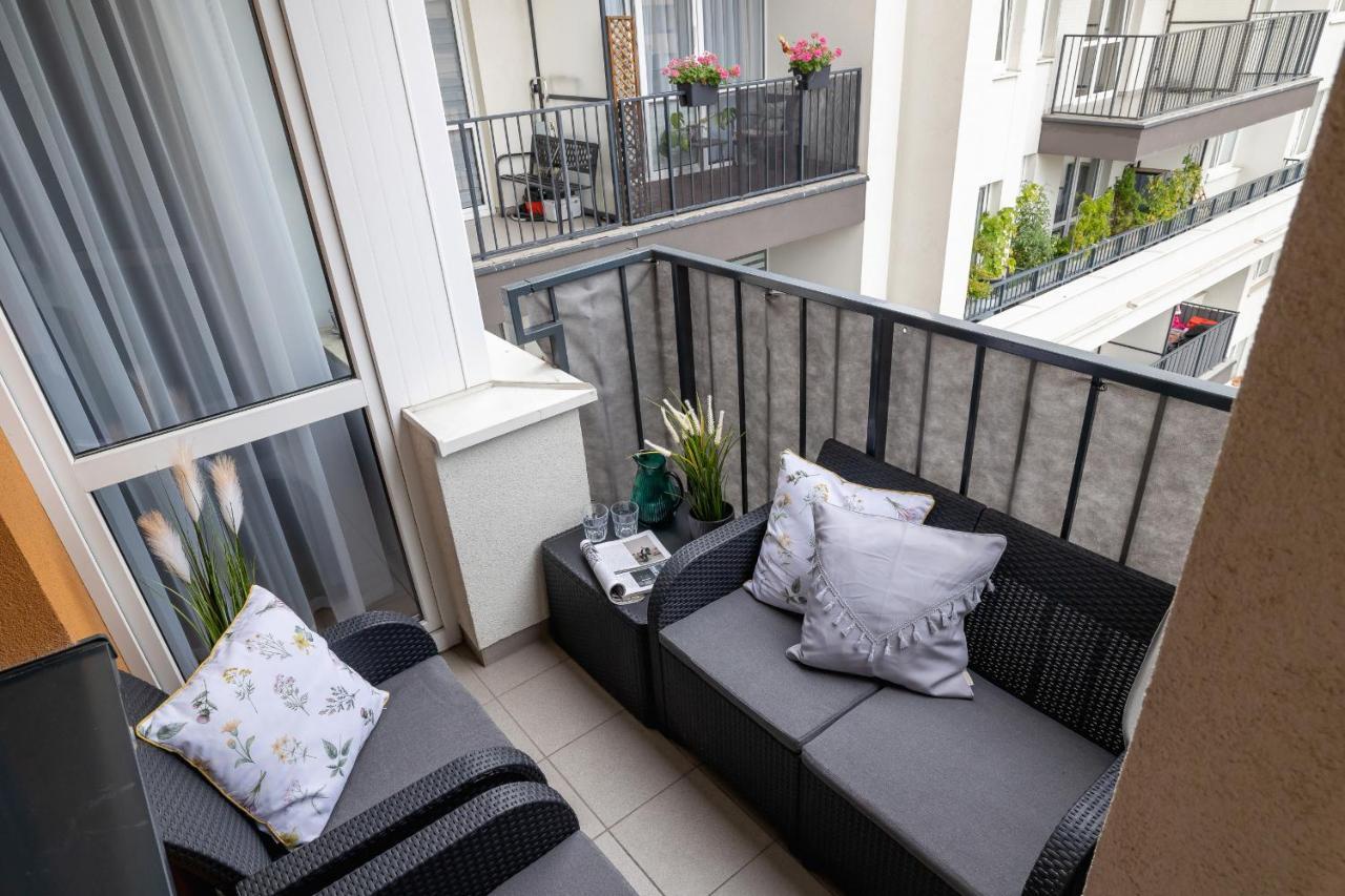 Osiedle Avia Harmonious Apartment With Balcony & Parking Cracow By Renters Prestige Krasków Eksteriør bilde