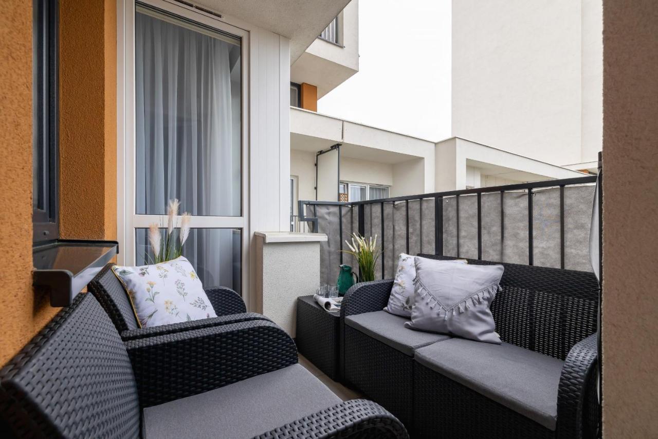Osiedle Avia Harmonious Apartment With Balcony & Parking Cracow By Renters Prestige Krasków Eksteriør bilde